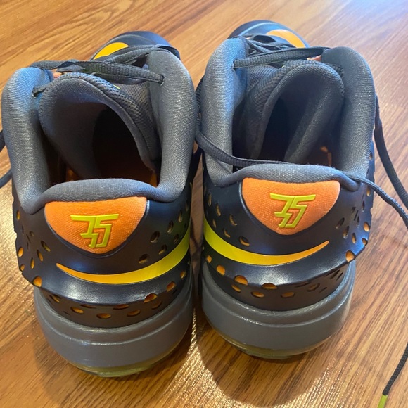 Men’s Nike Zoom Basketball Sneaker - Picture 3 of 5